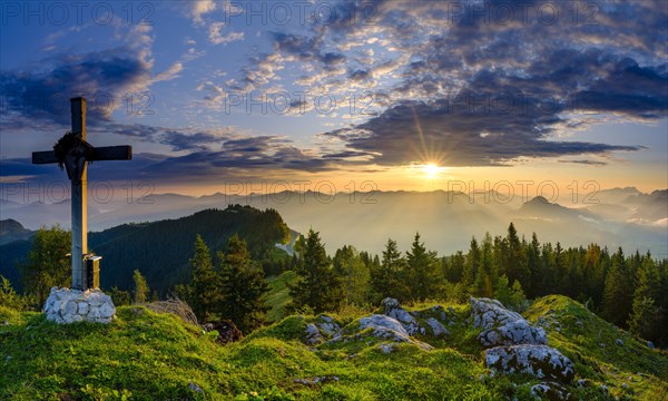 Ahornbuchsenkopf with summit cross