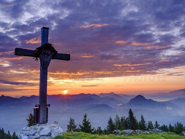 Ahornbuchsenkopf with summit cross