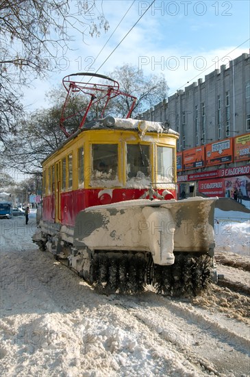 Snow-removing tram