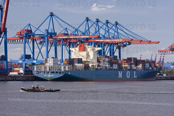 Container ship and feeder ships at the Container Terminal Altenwerder