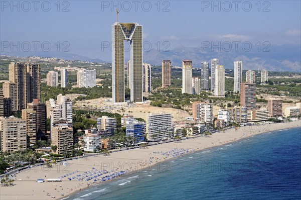 Playa de Poniente beach with the Intempo skyscraper or Benidorm Edificio Intempo