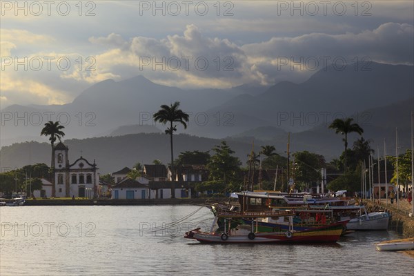 Harbour with excursion boats in the evening light