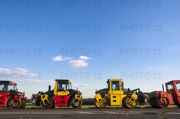 Road rollers or roller-compactors for tarmacking