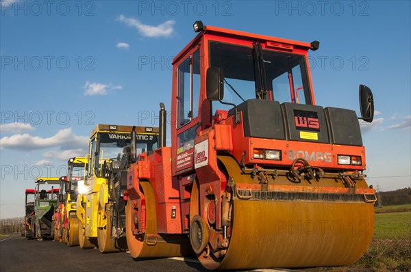 Road rollers or roller-compactors for tarmacking