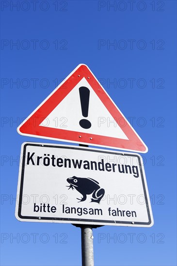 Warning sign with the message 'Kroetenwanderung