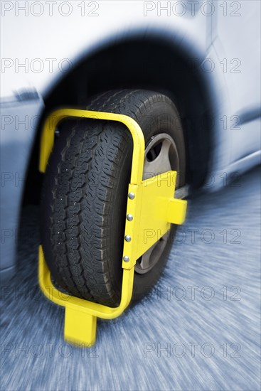 Wheel clamp on a motor vehicle