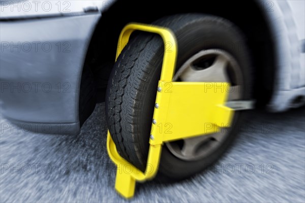 Wheel clamp on a motor vehicle