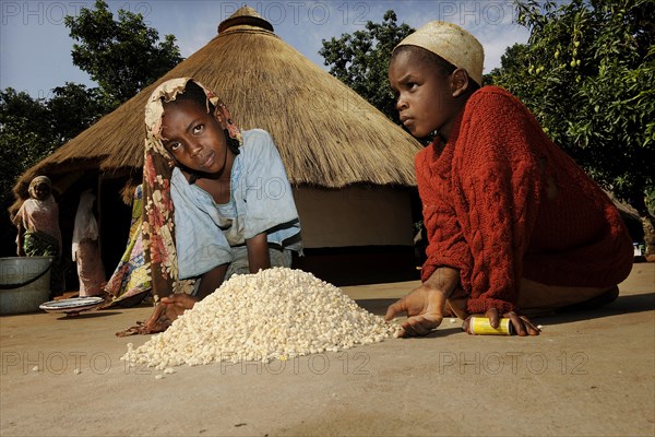 Children helping to prepare food in the village of Idool