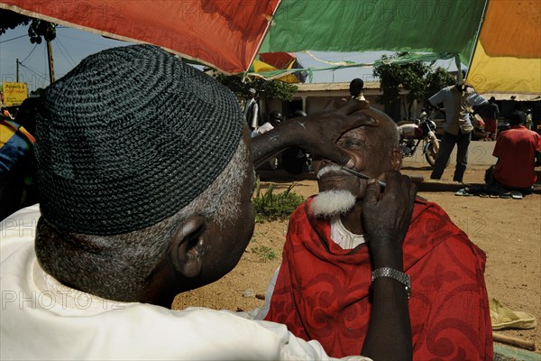 Barber at the market of Ngaoundere