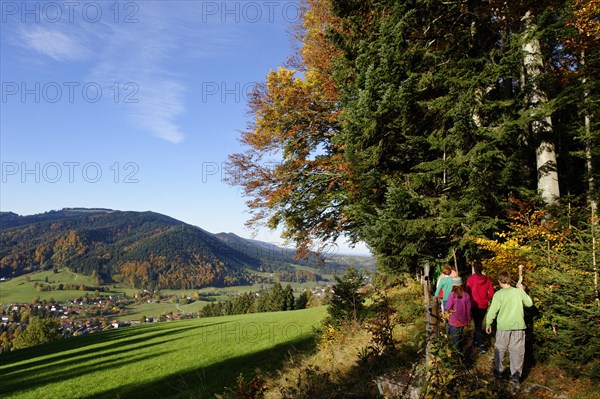 Hikers on their way to the Schliersbergalm alp