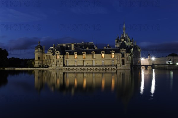 Chateau de Chantilly at night