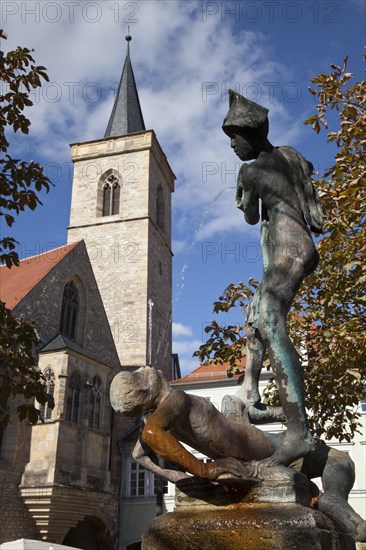 Fountain sculpture 'Raufende Knaben' and Aegidienkirche church on Wenigemarkt square