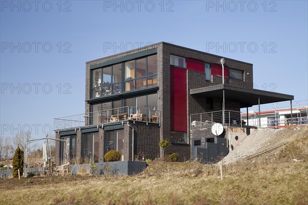 Newly built residential house with a flat roof at Phoenix-See Lake