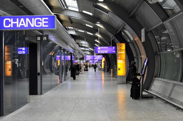 Passage connecting the terminal buildings