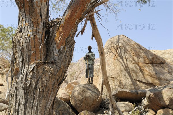 Young Ranger standing at the path to the 'White Lady' in the Tsisab Gorge