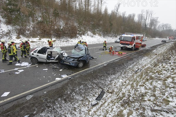 Head-on collision of a Dacia Logan with an Opel Corsa