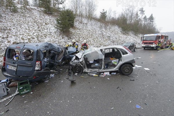 Head-on collision of a Dacia Logan with an Opel Corsa
