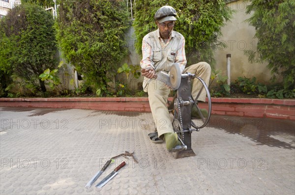 Knife grinder at work