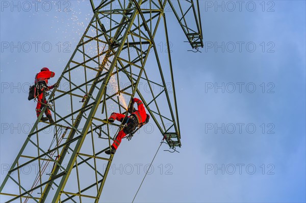 Two assembly fitters working on a pylon