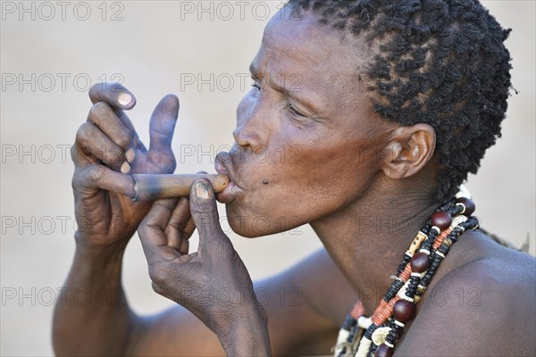 San woman (bushmen woman)