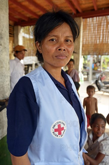 First aid and community health worker wearing a vest of the Red Cross