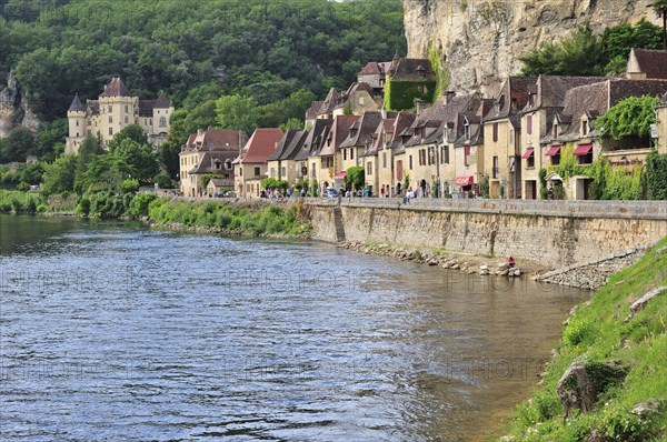 The village houses hugging the cliff in La Roque-Gageac