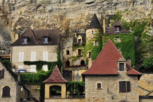 The village with the manor house 'Manoir de Tarde' in La Roque-Gageac