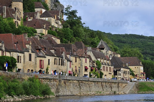 The village houses hugging the cliff in La Roque-Gageac