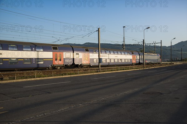 SBB train at the dam en route to Rapperswil