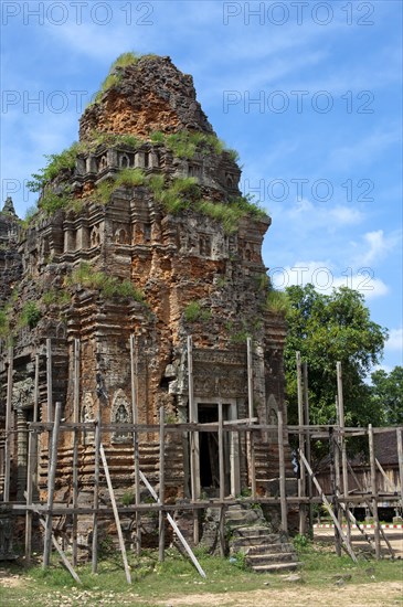 Scaffolding for restoration work on a tower made of clay bricks