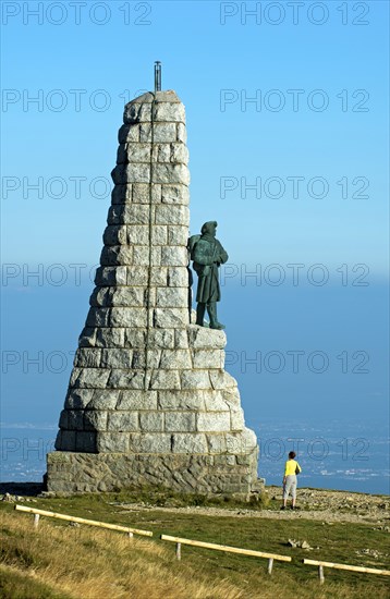 Visitor at the Monument to the Mountain Infantry Battalion Blue Devils