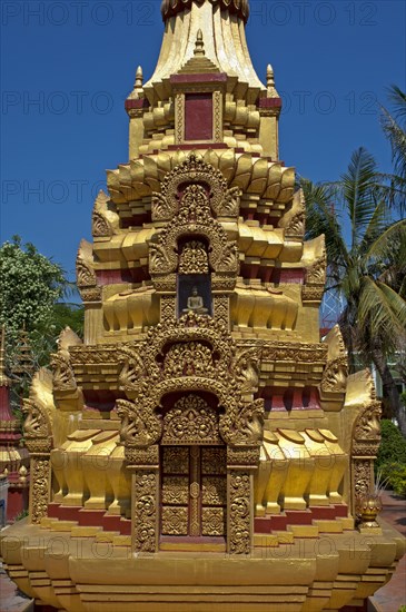 Gilded stupa at Wat Preah Prohm Rath