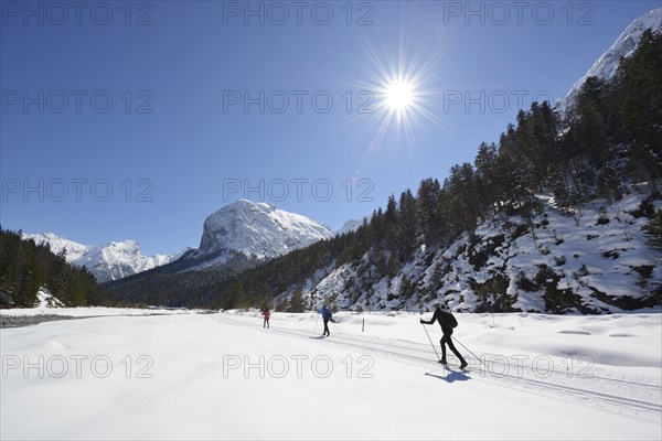 Cross-country skiers in front of Mt Rosskopfspitze