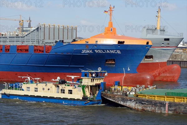 Towboat and feeder vessel on the Norderelbe River