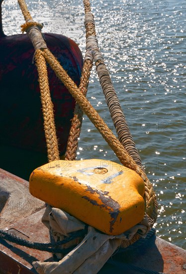 Bollard with two ropes