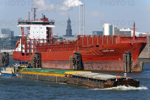 Towboat and feeder vessel on the Norderelbe River