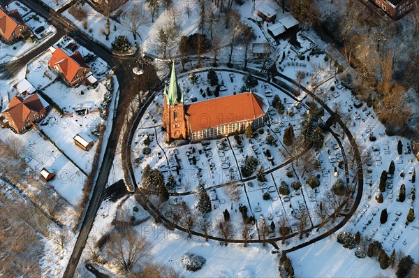 St. Nikolai Church with a round cemetery