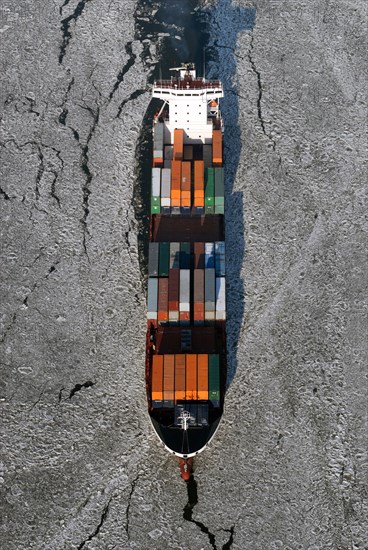 Feeder vessel Tetuan surrounded by ice