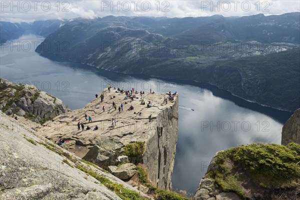 Preikestolen or Prekestolen