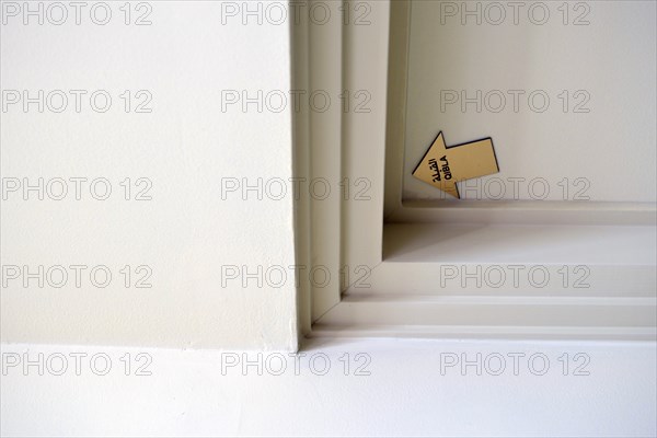 Arrow on a ceiling pointing into the direction of Mecca