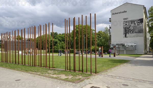 Marking of the path of the Wall through steel beams