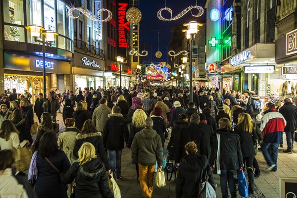 Crowds thronging between stores and Christmas market stalls