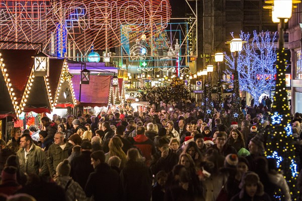 Crowds thronging between stores and Christmas market stalls