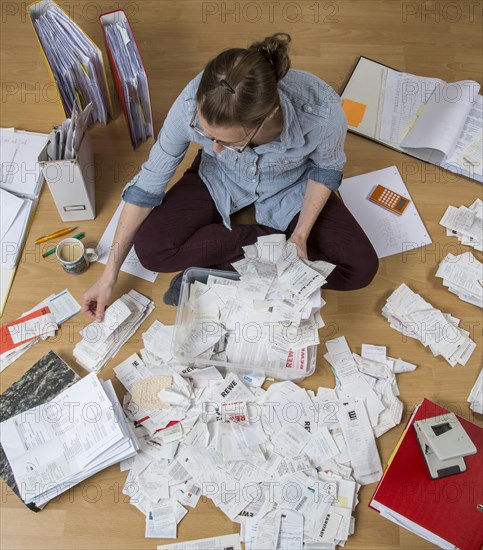 woman-sorting-documents-photo12-imagebroker-jochen-tack