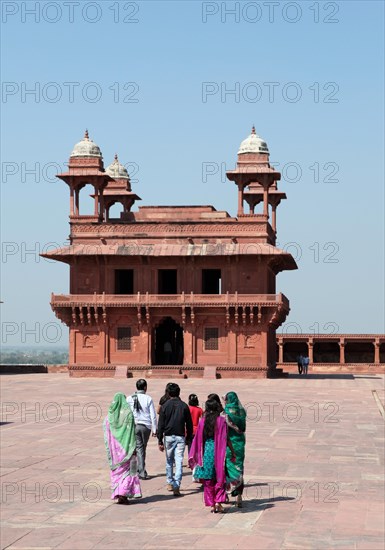 Locals in front of the Diwan-i-Khas Hall of Private Audience
