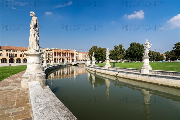 Place Prato della Valle with canal