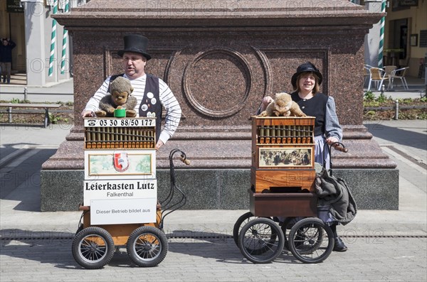 Barrel organ players