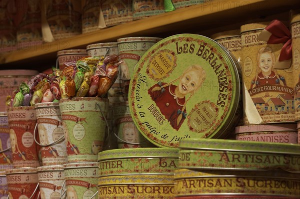 Shelf with retro design biscuit tins