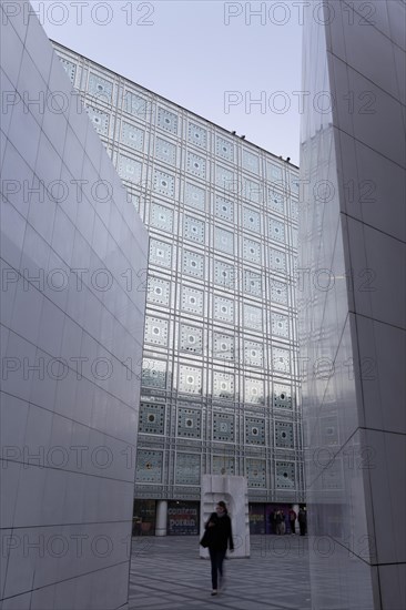 Facade with computer-controlled apertures