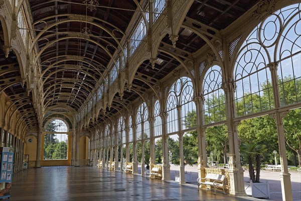 Covered walkway with cast-iron construction